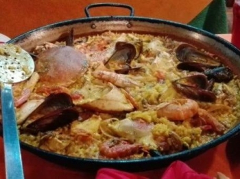 PAELLA CON GRANCHIO E MARISCOS